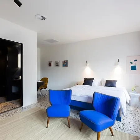 Yust Hotel *