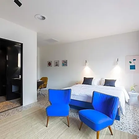 Yust Hotel *